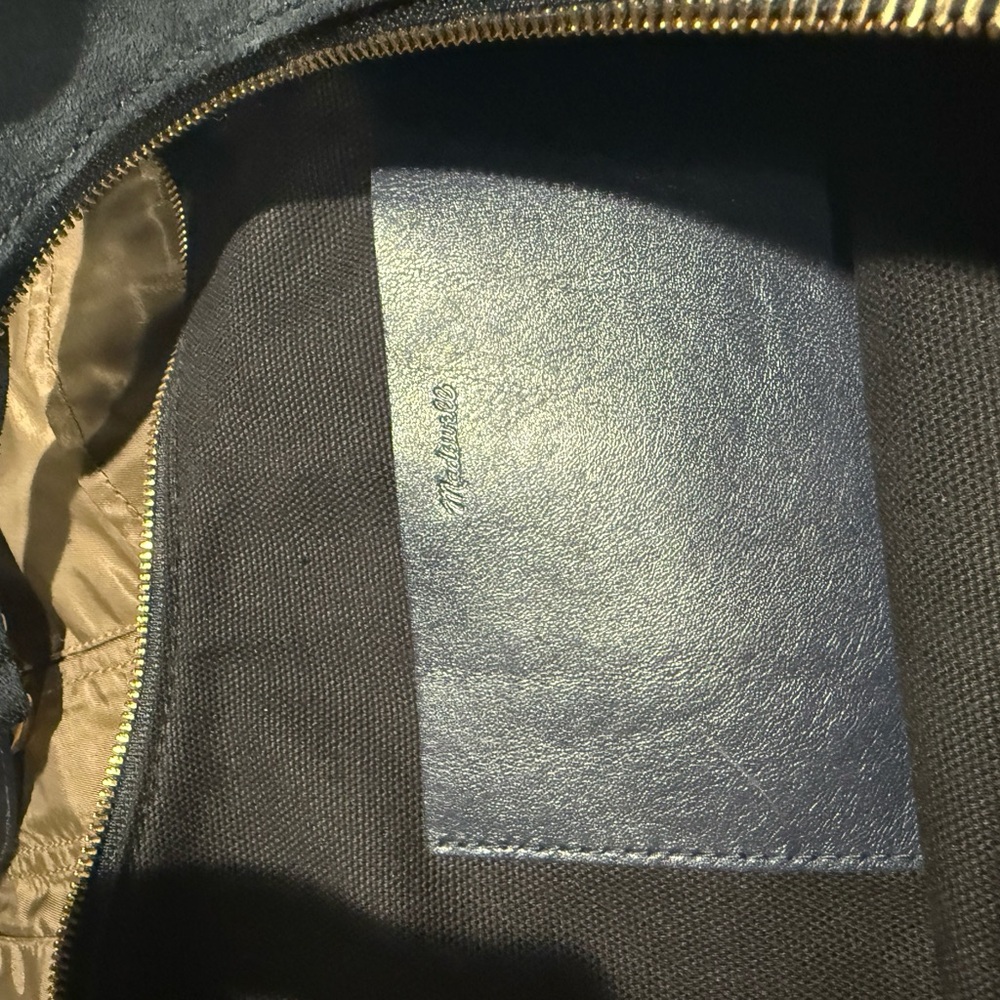 Madewell Essential Curve Shoulder
Bag - Picture 2 of 3